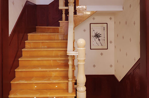 遂溪中式别墅室内汉白玉石楼梯的定制安装装饰效果